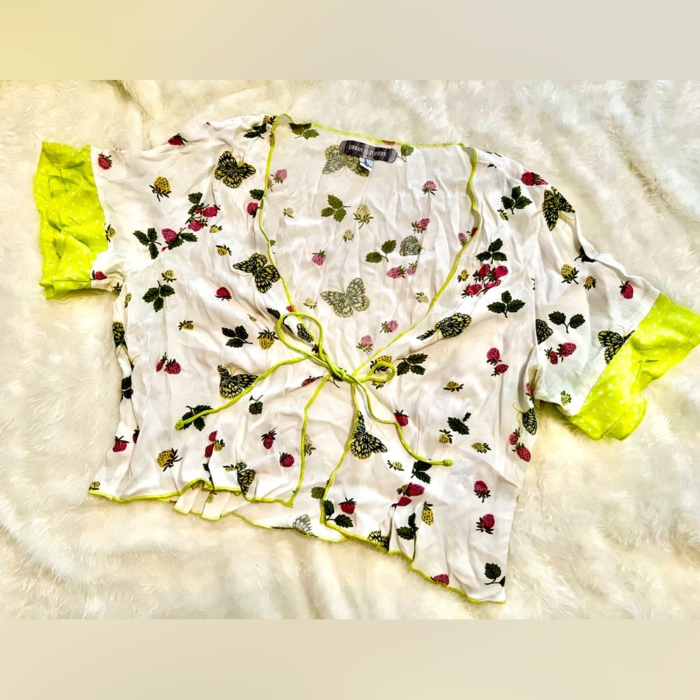 UO flutter tie front blouse🦋🍓